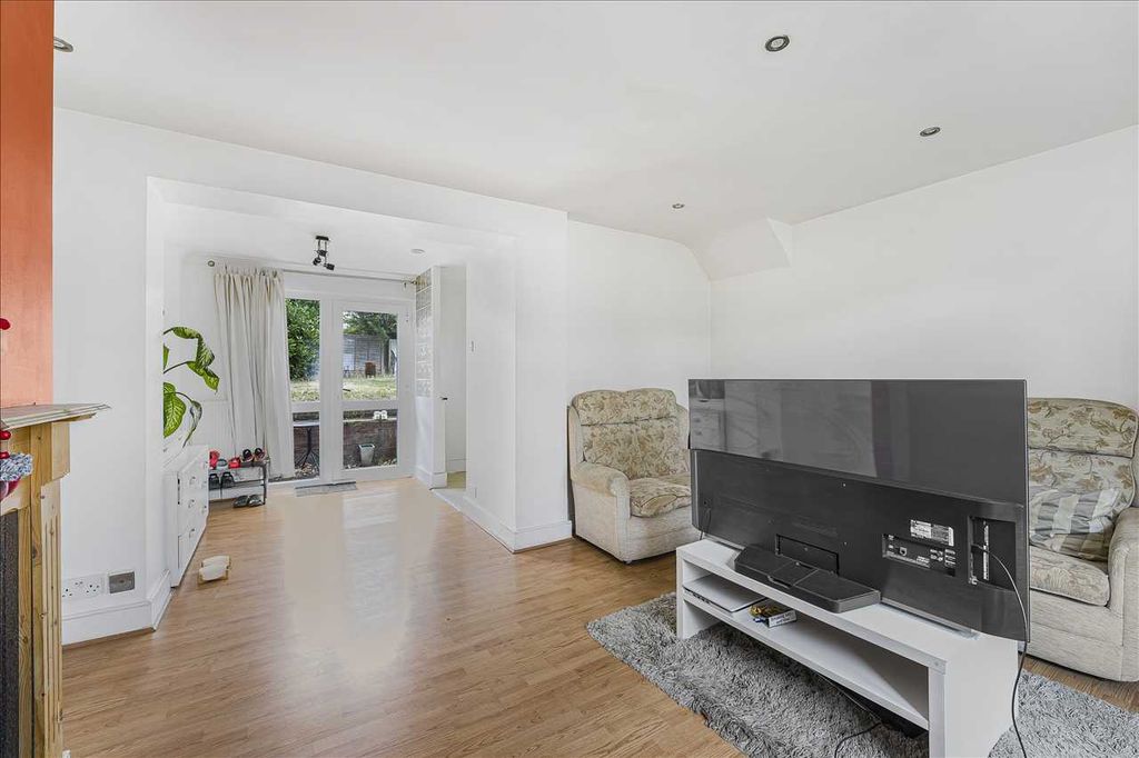 Property photo 2 of 16 Lounge