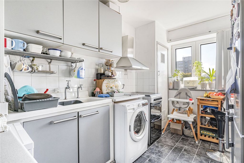 Property photo 3 of 17 Kitchen