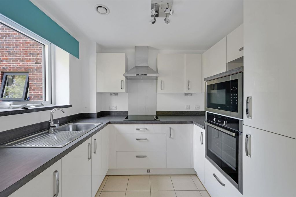 Property photo 2 of 22 14-Bd3686688 - Wb - Mcs - 19 The Clockhouse - 061-