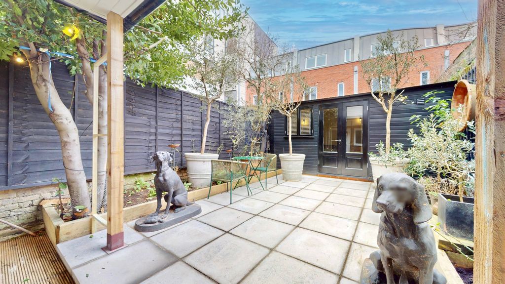 Property photo 2 of 28