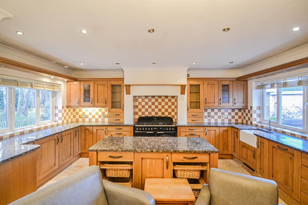 Property photo 3 of 21 Dining Kitchen