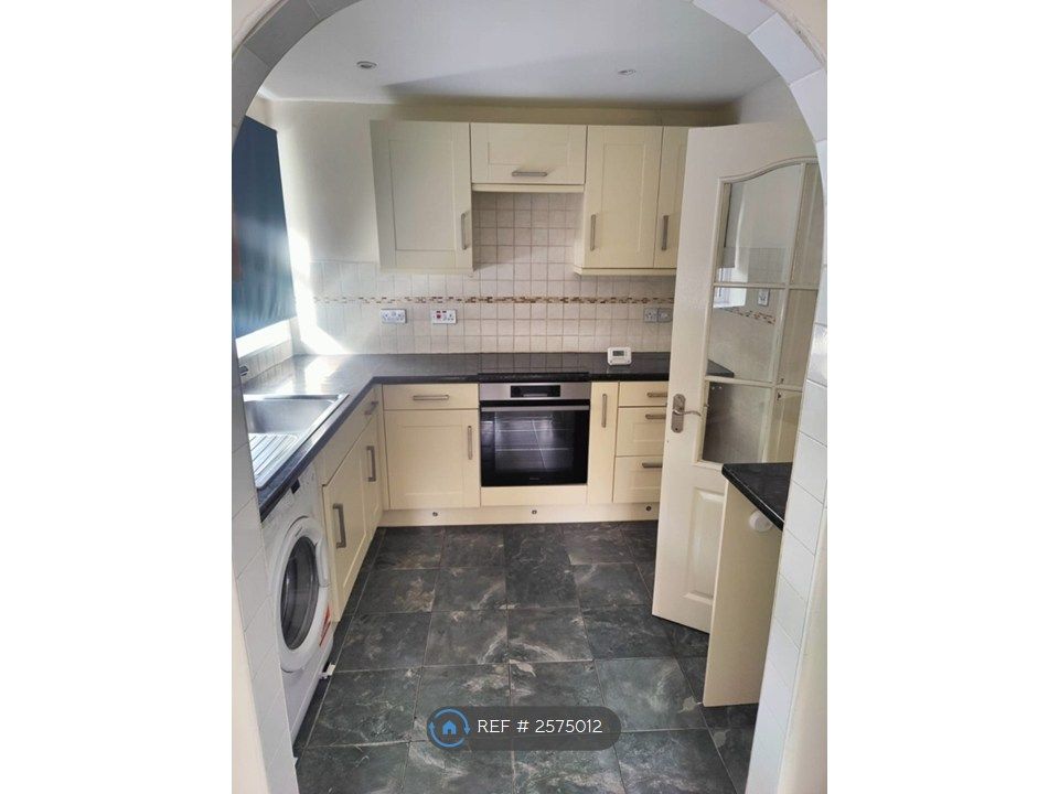 Property photo 3 of 14 Kitchen