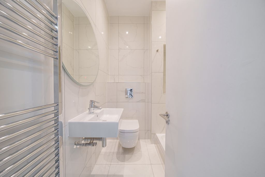 Property photo 2 of 9 Bathroom