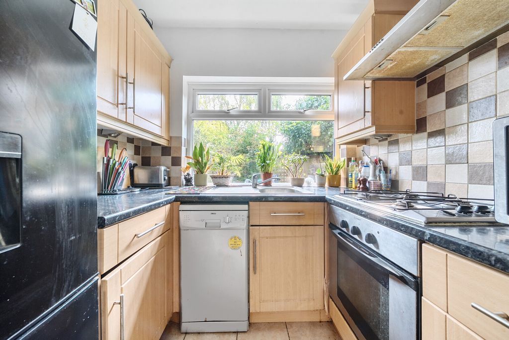 Property photo 3 of 10 Kitchen