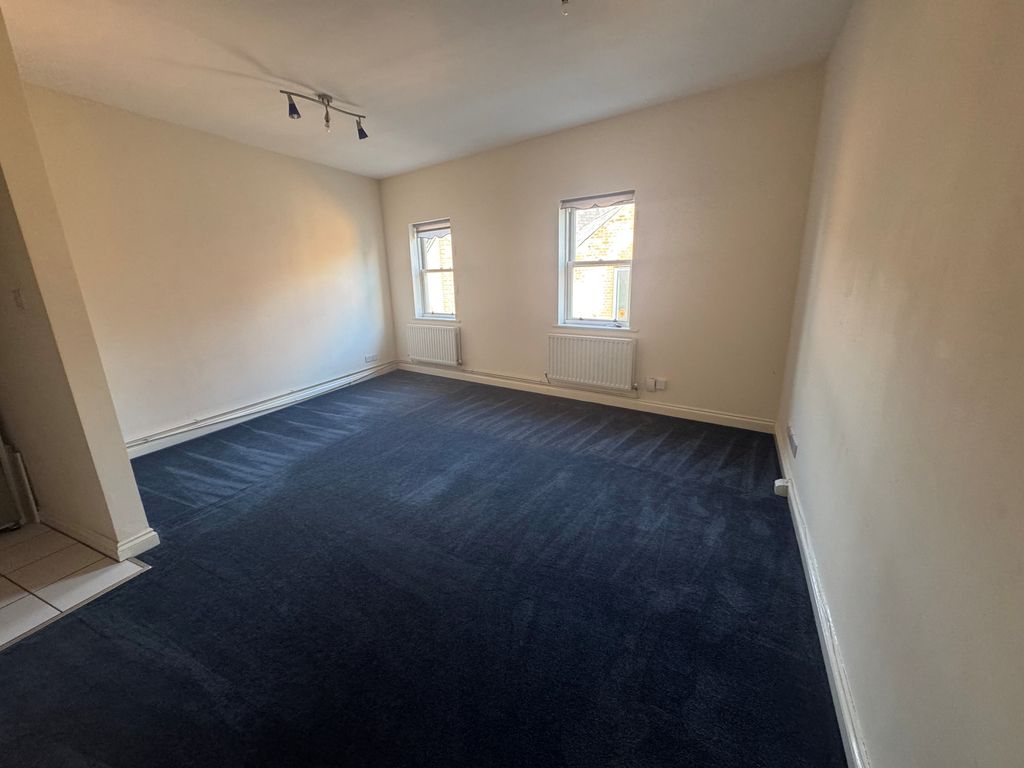 Property photo 3 of 8 78A Haydon Place - Living Room