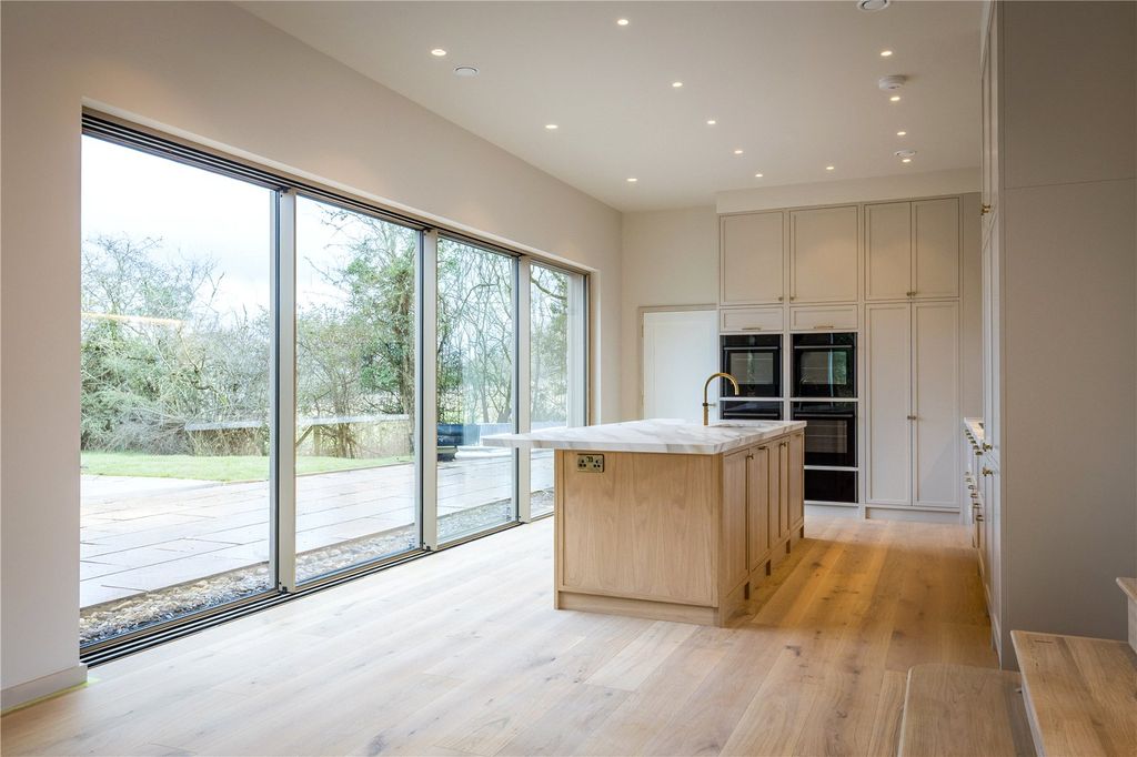 Property photo 2 of 14 House. Partnership