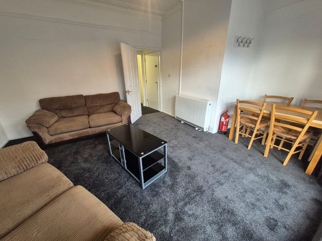 Property photo 2 of 11 Lounge (2)