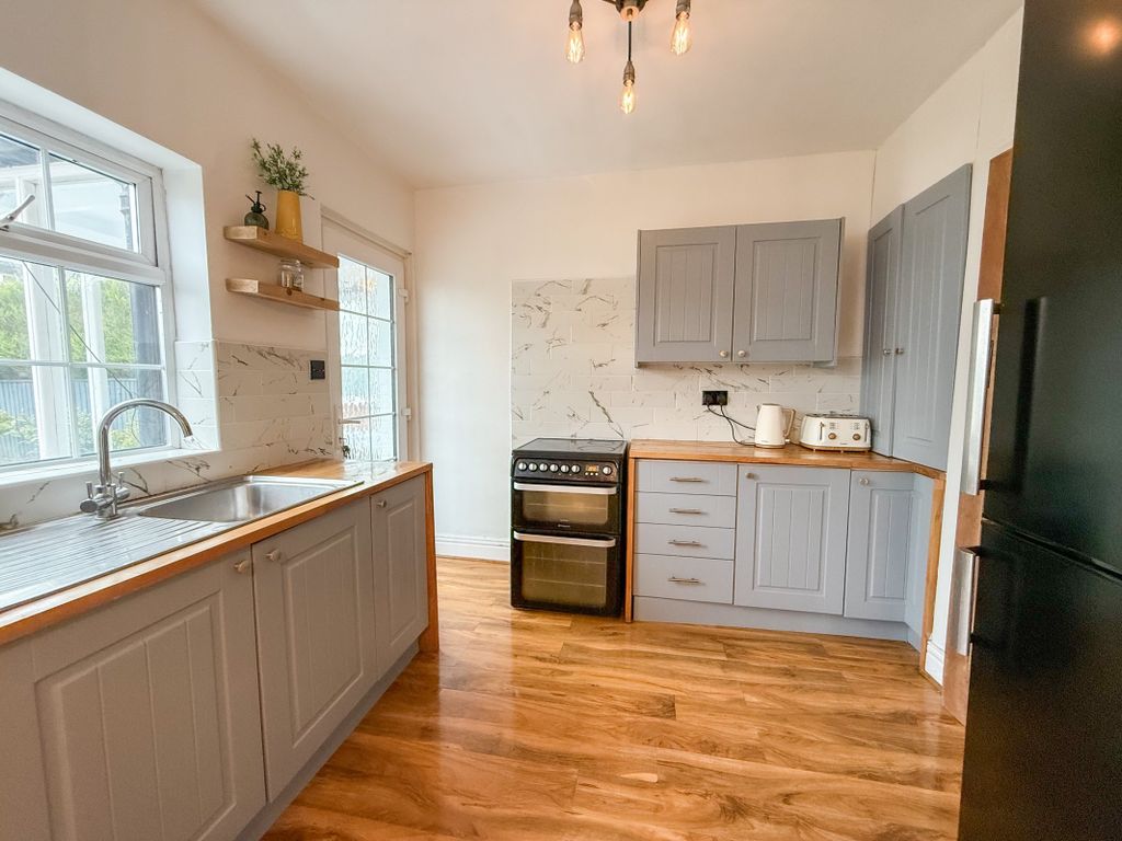 Property photo 3 of 20 Dining Kitchen