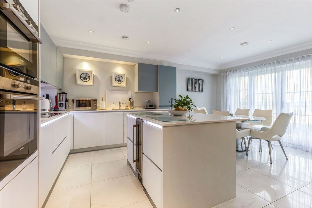 Property photo 2 of 11 Kitchen/Breakfast