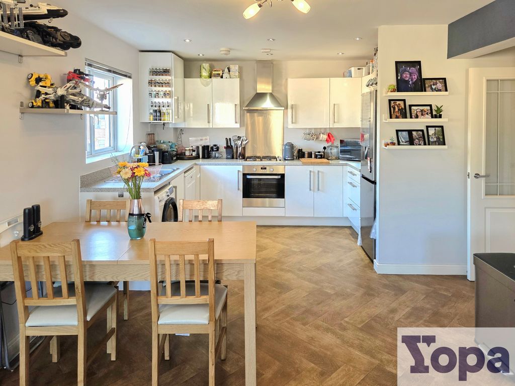 Property photo 1 of 17 Kitchen6