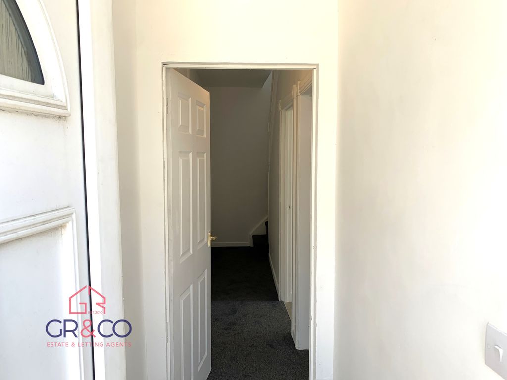 Property photo 3 of 21 Entrance Hall