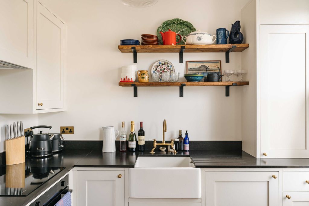 Property photo 3 of 12 Colvestone Crescent E8