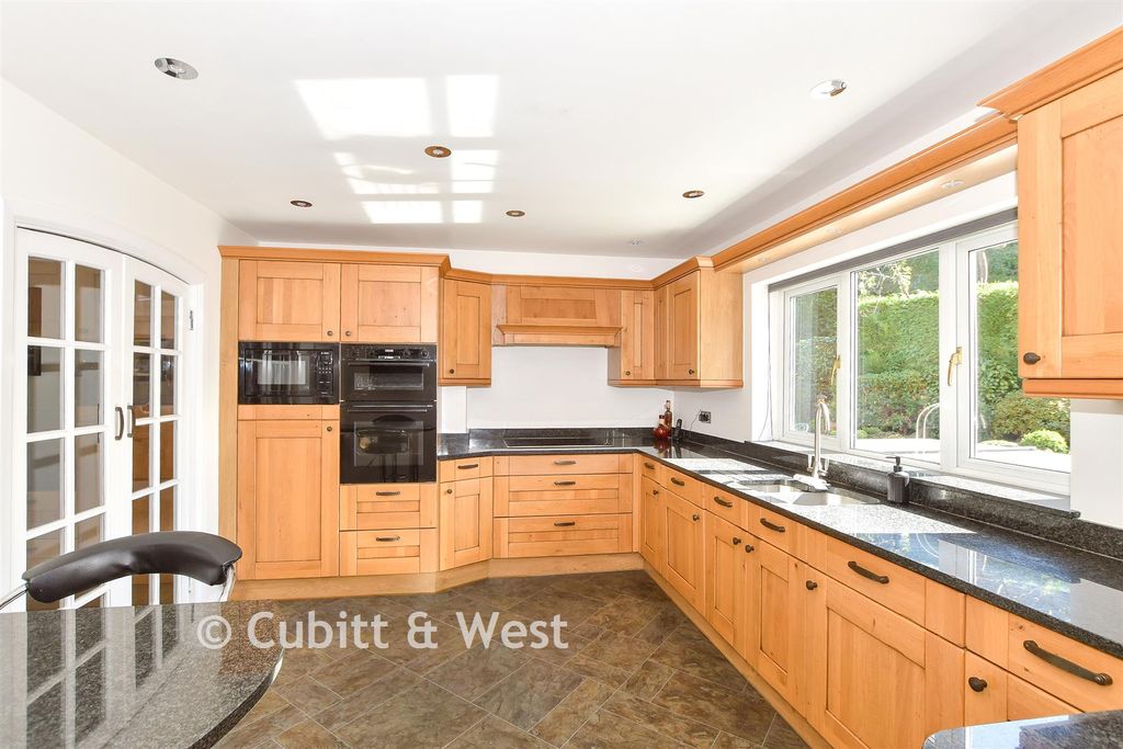 Property photo 2 of 19 Kitchen