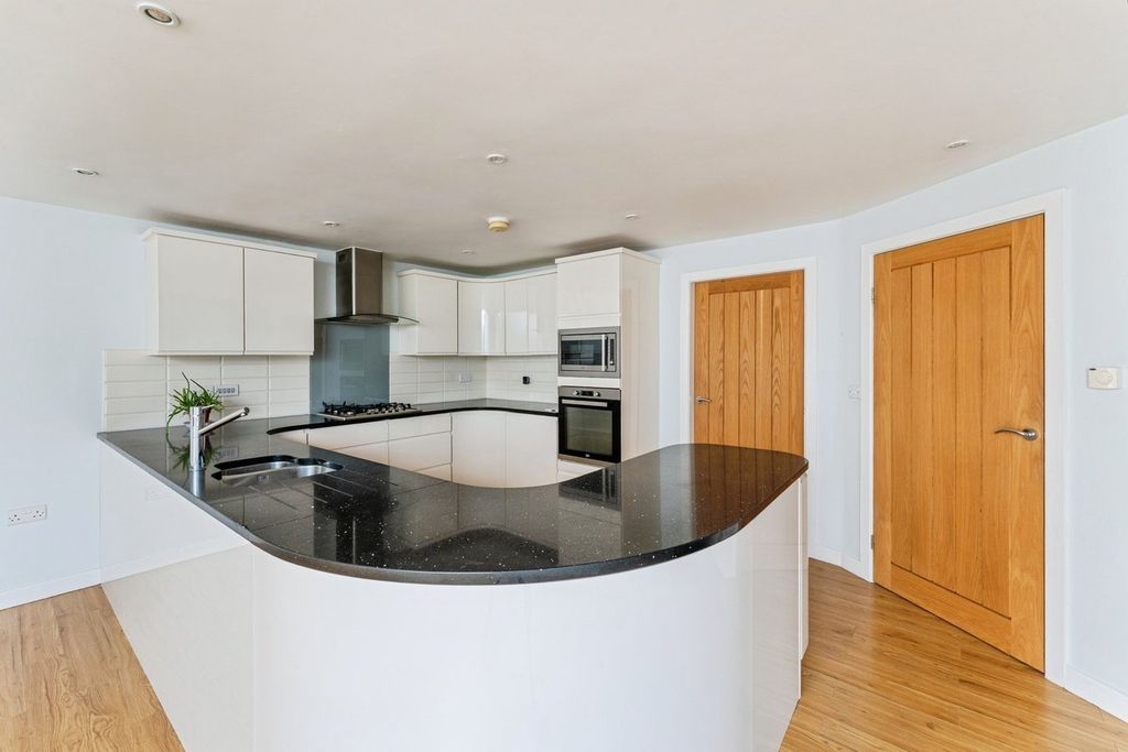 Property photo 2 of 34