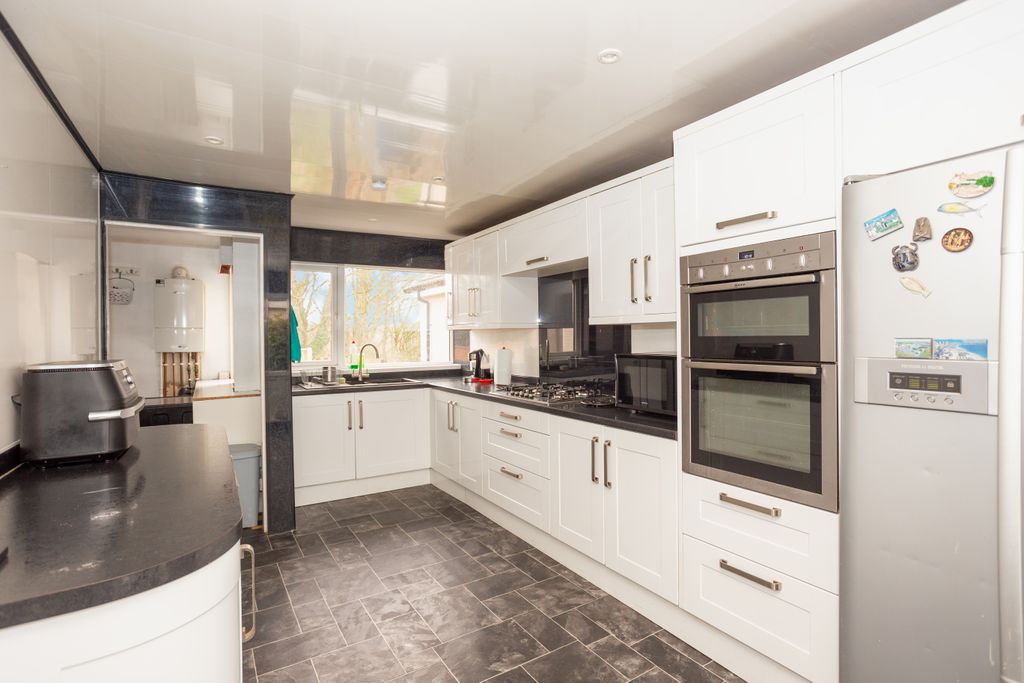 Property photo 2 of 21 Kitchen/Breakfast Room