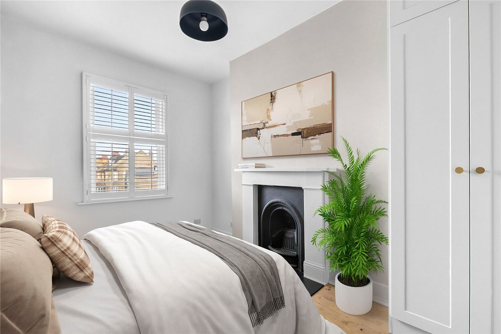 Property photo 3 of 8 Bedroom