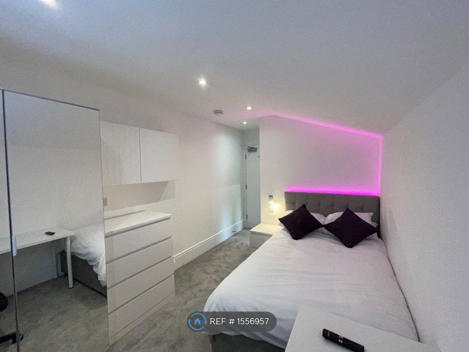 Property photo 1 of 14 Room 3