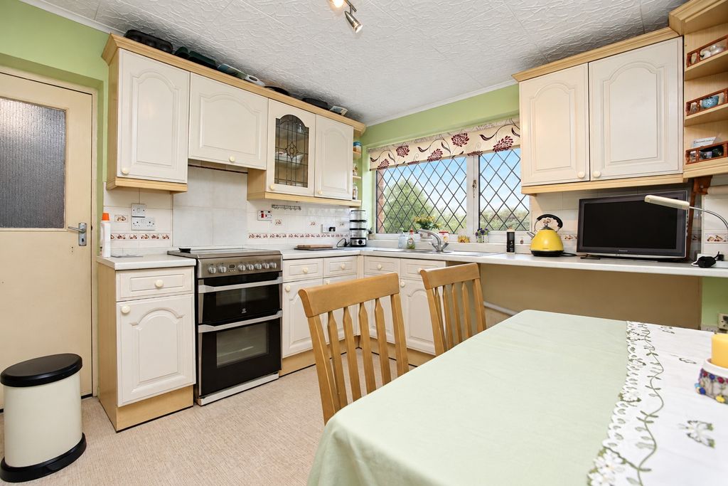 Property photo 2 of 9 Kitchen