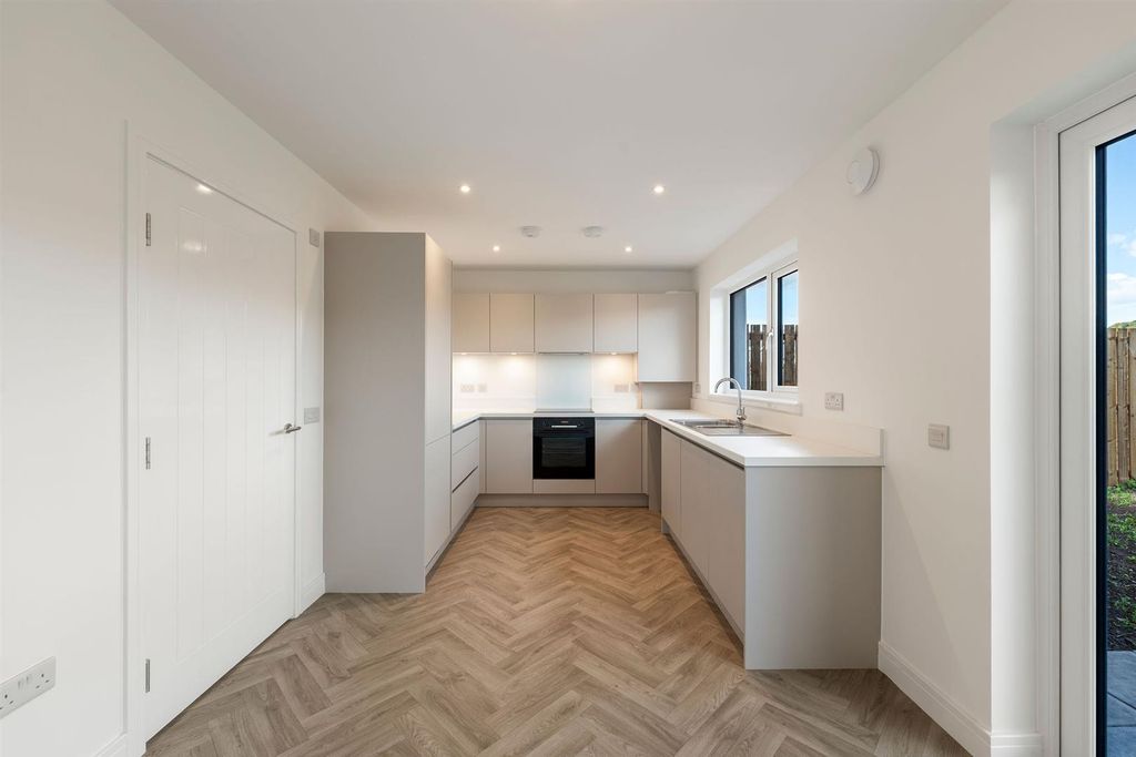 Property photo 3 of 21 Cup1505Pem Kitchen.Jpg