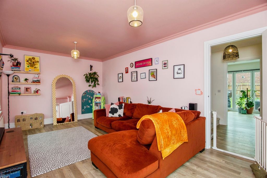 Property photo 2 of 20