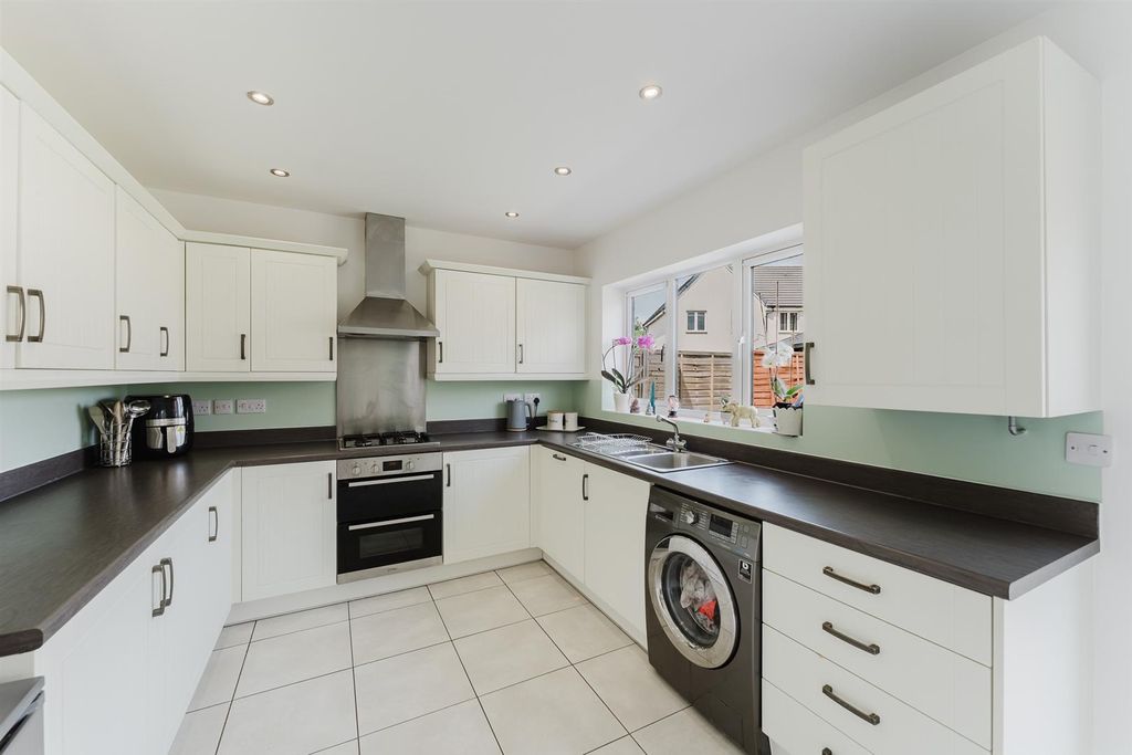 Property photo 3 of 30 Kitchen