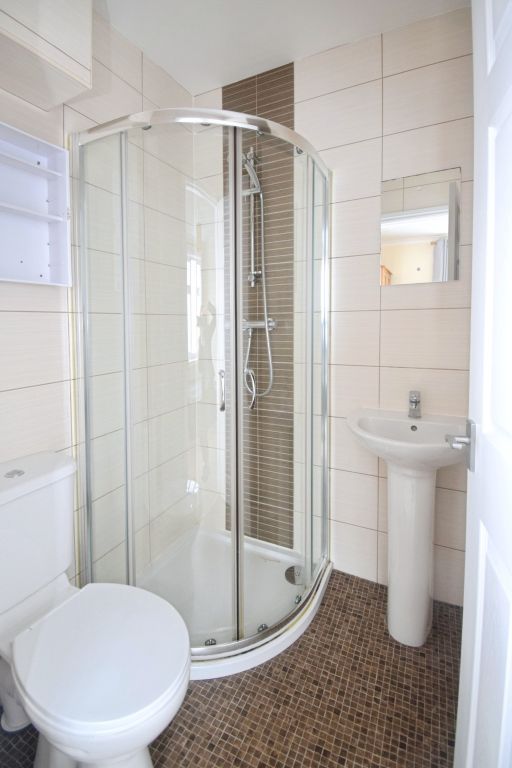 Property photo 3 of 9 Ensuite 2