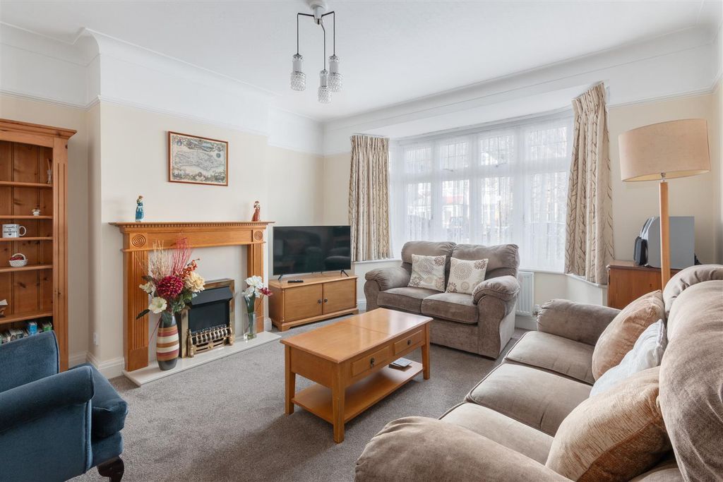 Property photo 2 of 12 Westcroft Gardens