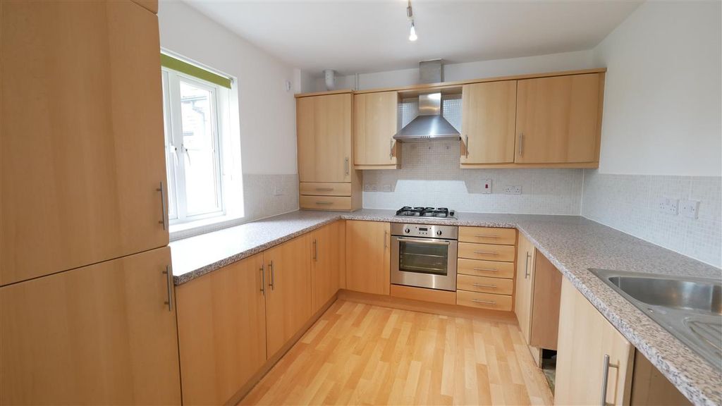 Property photo 3 of 8 Kitchen