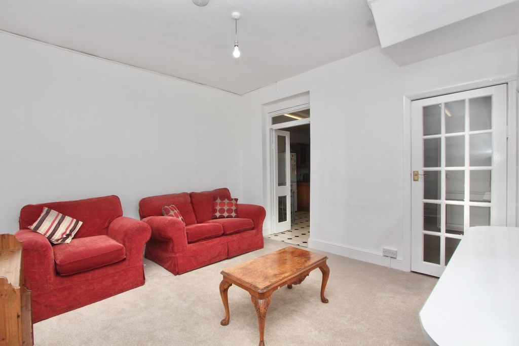 Property photo 3 of 23 Dowsett Road, N17