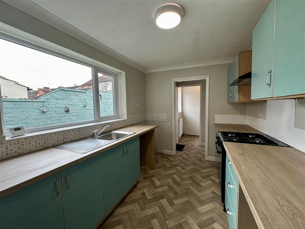 Property photo 2 of 11 Kitchen