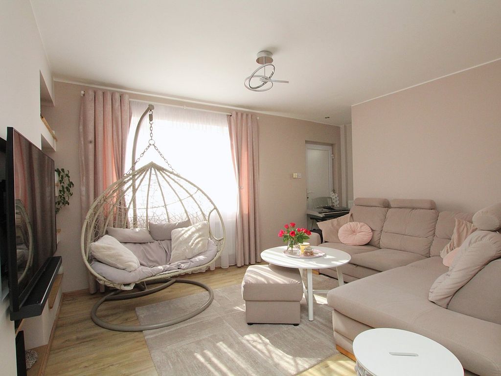 Property photo 3 of 27