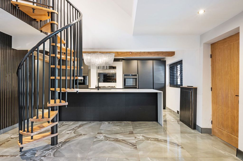 Property photo 1 of 40