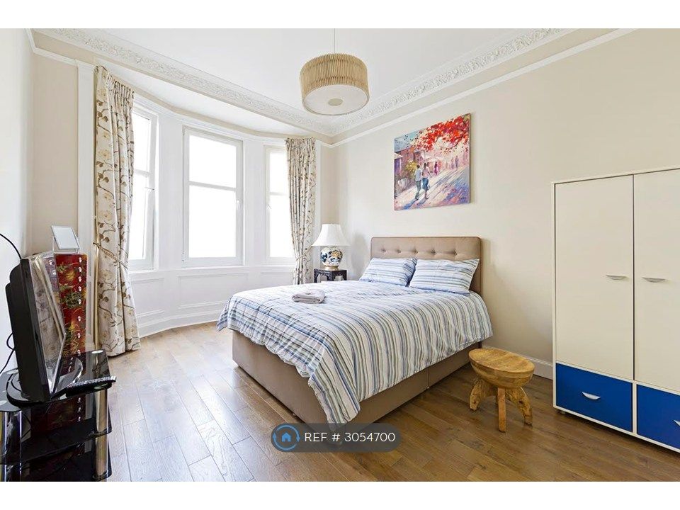 Property photo 1 of 10 Charming Bedroom With Kingsize Bed