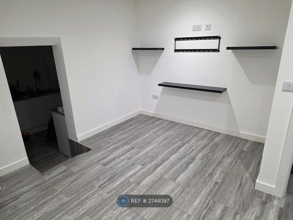 Property photo 3 of 10 Living Room