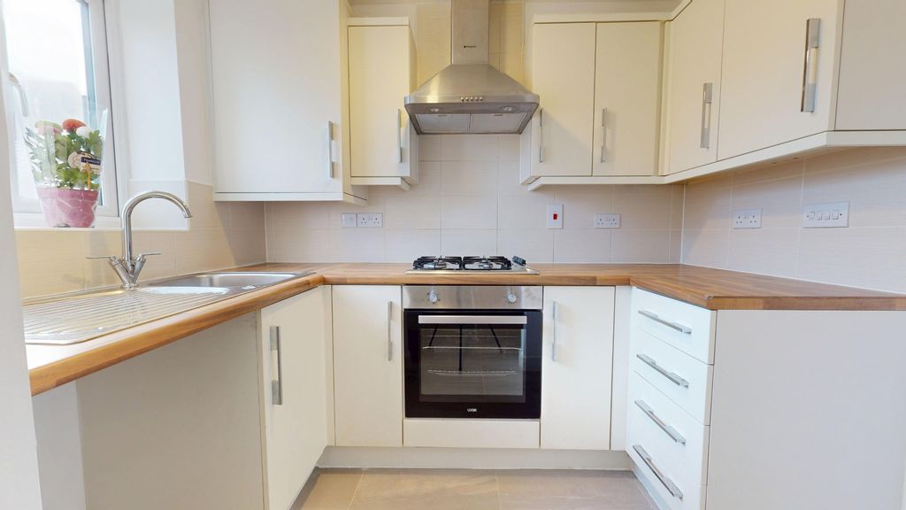 Property photo 2 of 15 4634802