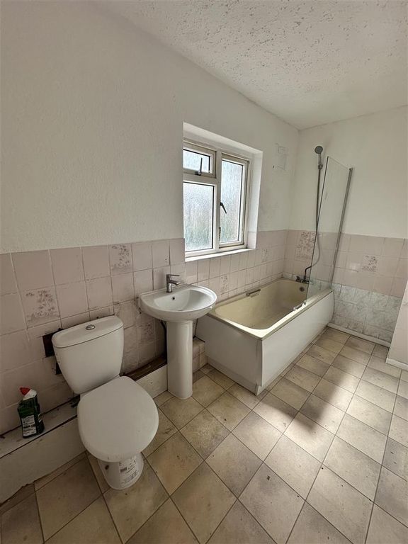 Property photo 2 of 16 Spacious Bathroom Suite With Tub And Window...