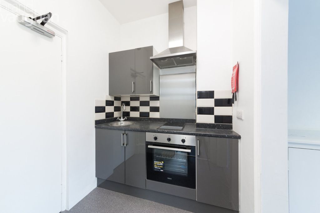 Property photo 2 of 6 Kitchen