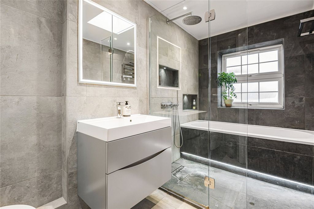 Property photo 2 of 22 Bathroom 1