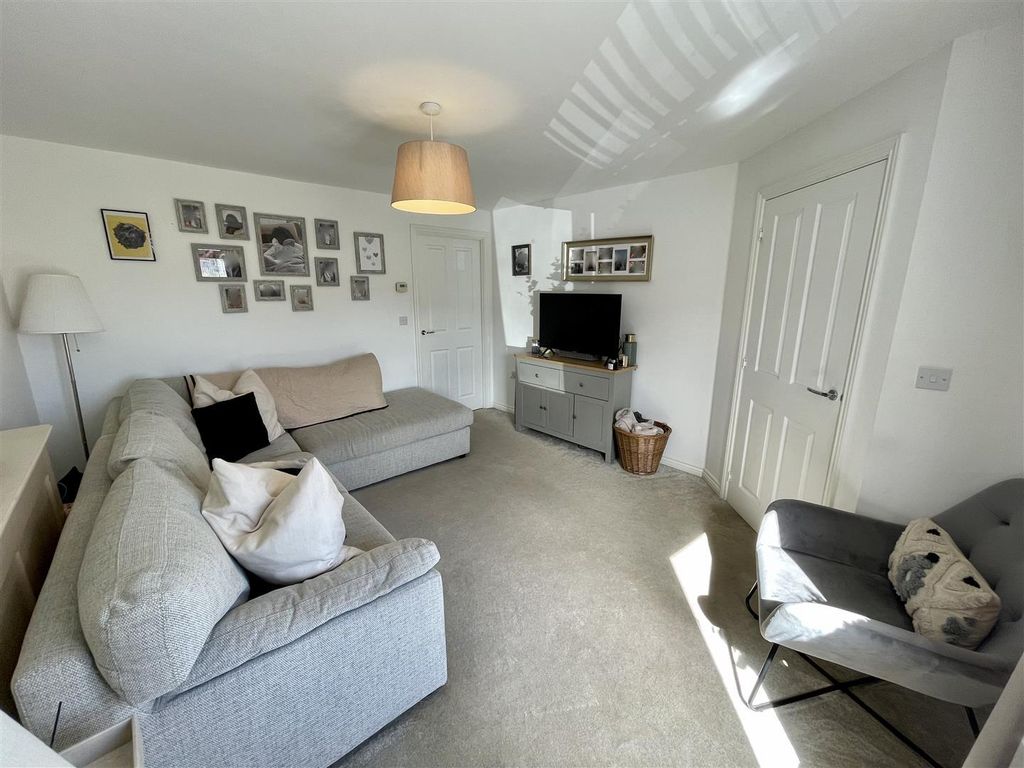 Property photo 2 of 15 Lounge