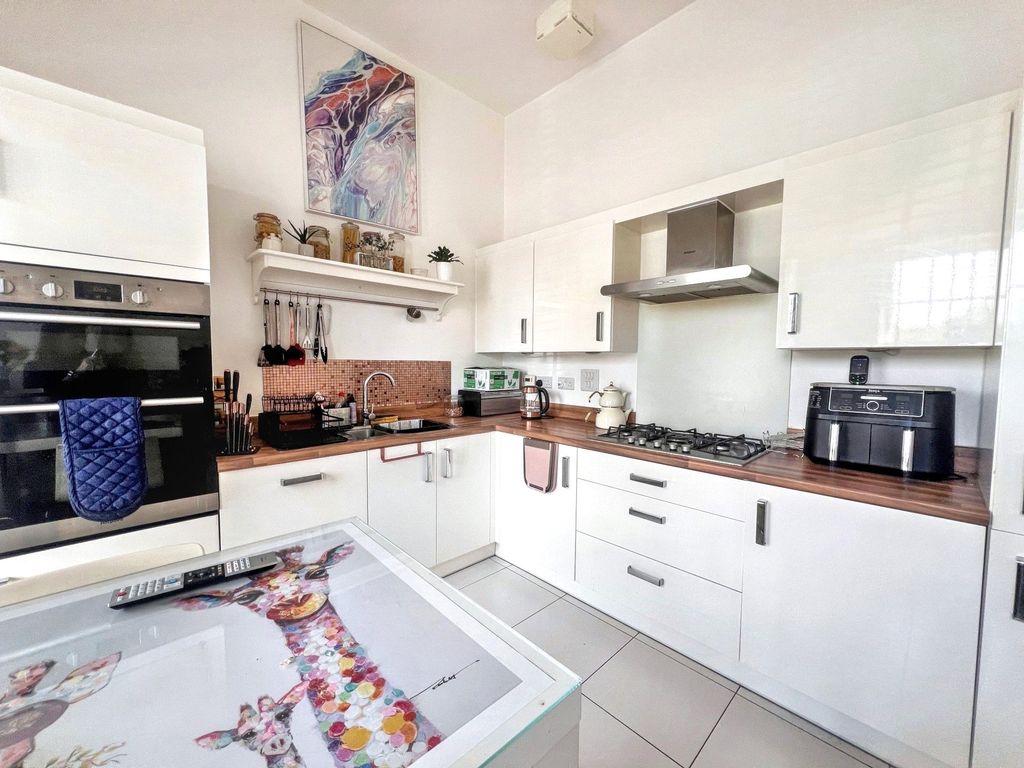 Property photo 2 of 18 Picture No. 12