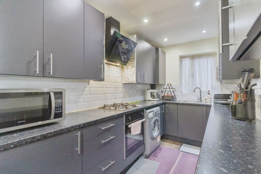 Property photo 3 of 17 Kitchen