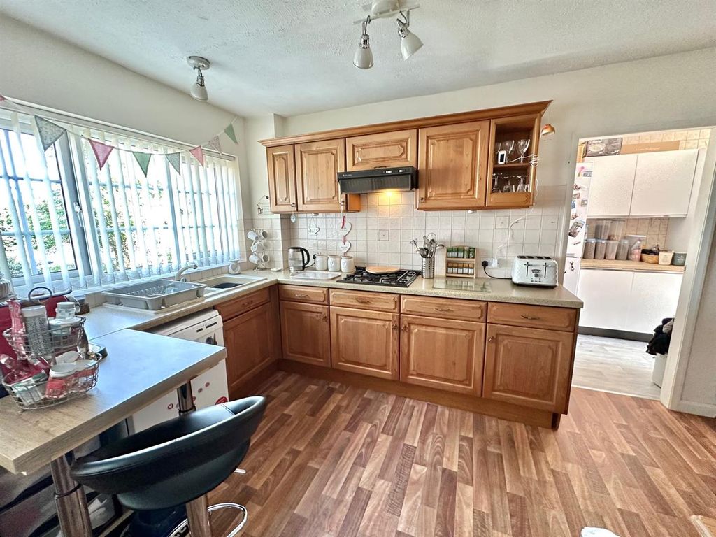 Property photo 3 of 19 Kitchen