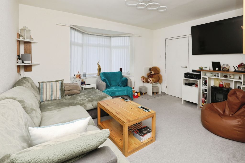 Property photo 3 of 15 Lounge