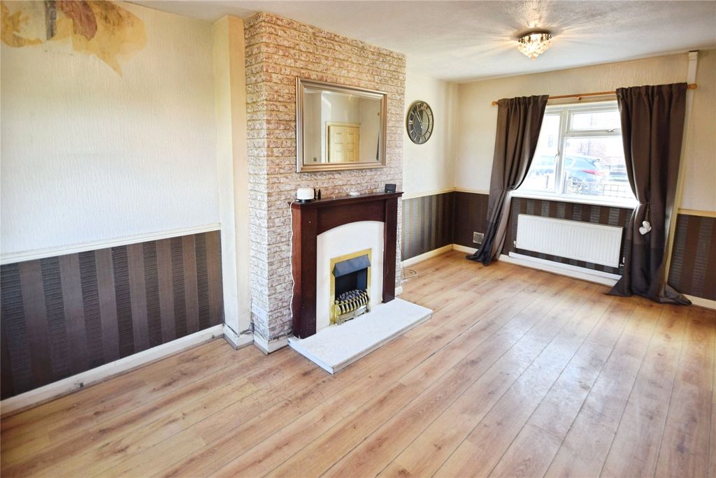 Property photo 3 of 17 Lounge