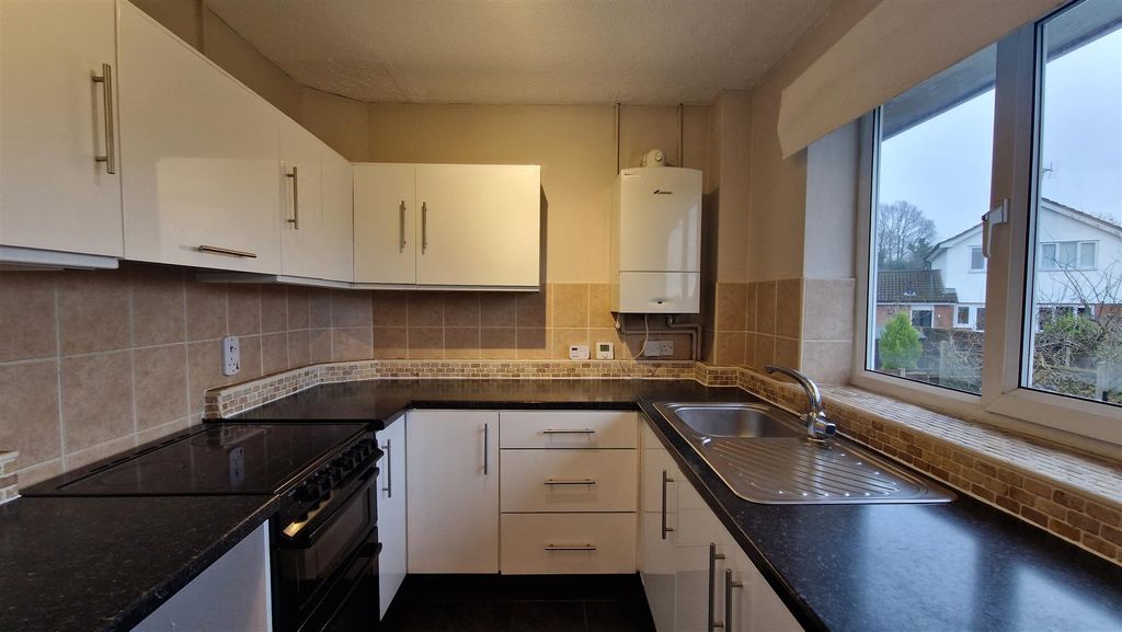 Property photo 2 of 10 Kitchen