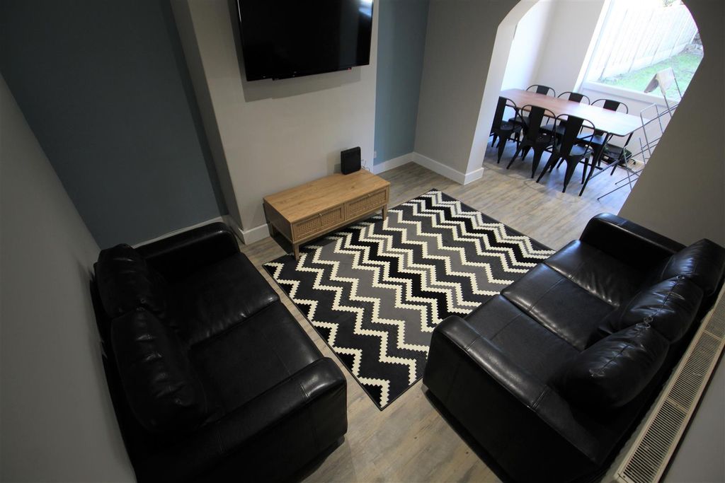 Property photo 1 of 34 Living Room With Rug