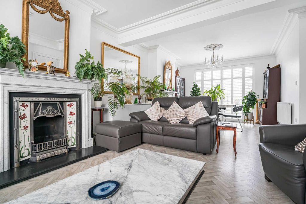 Property photo 2 of 22 Through Lounge