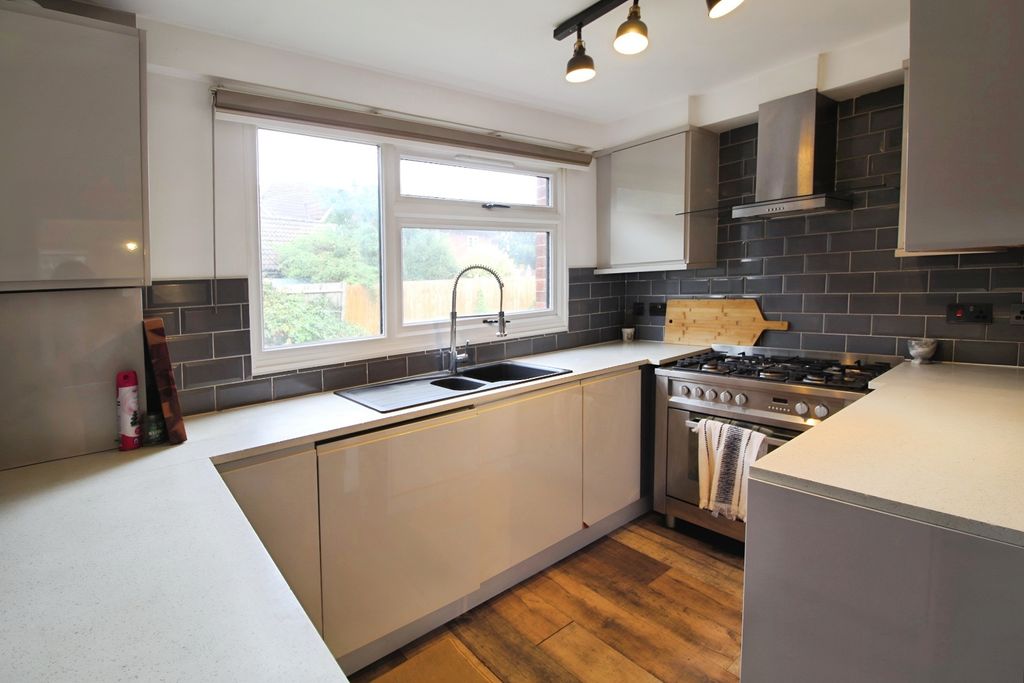 Property photo 3 of 8 Pbox-Kitchen-327272.Jpg