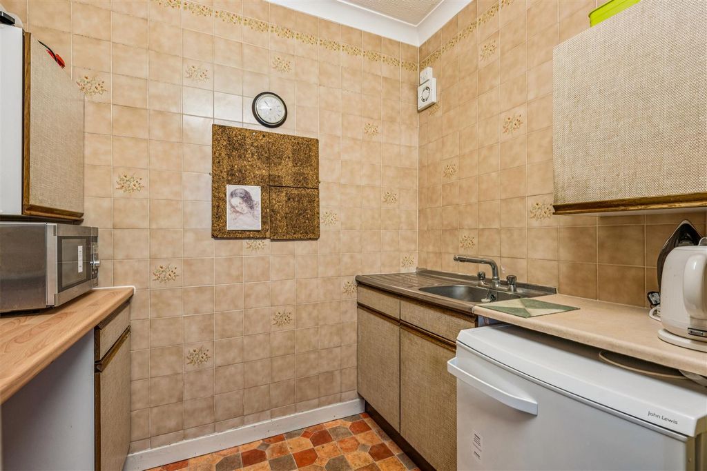 Property photo 3 of 12 For Sale - Homecross House, W4