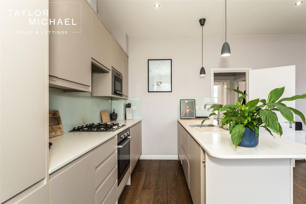 Property photo 3 of 18 Kitchen